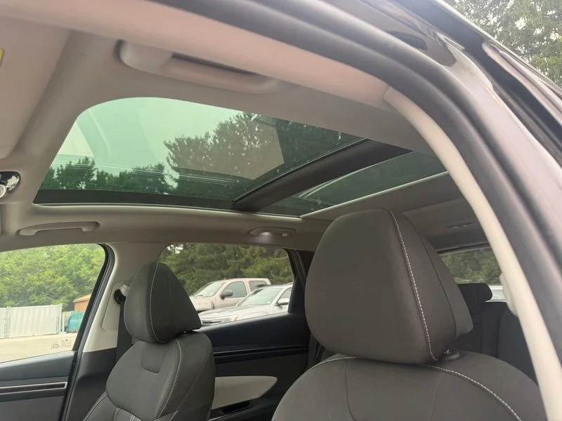 Used 2022 Black Hyundai SEL Convenience image 5