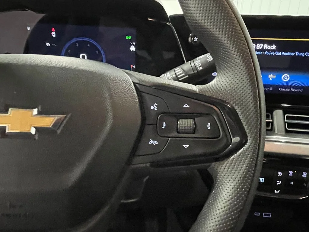 Used 2025 White Chevrolet LT image 31