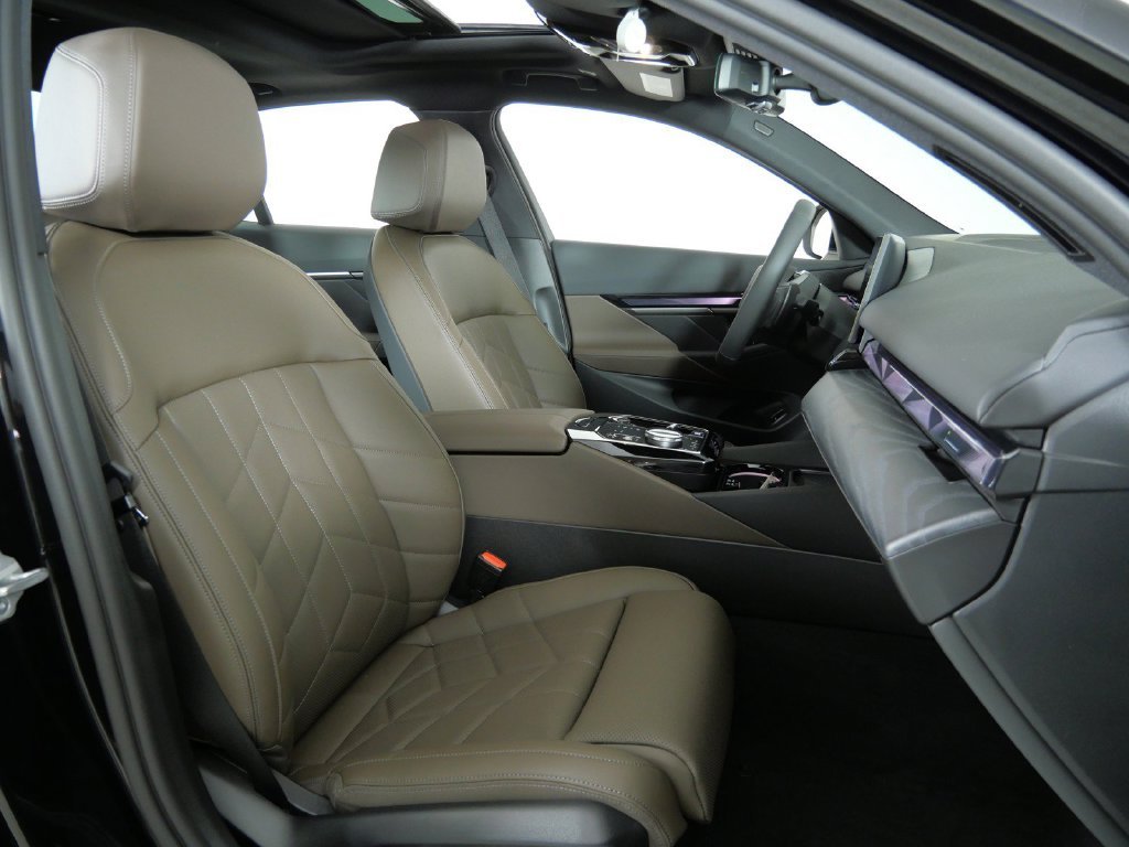 New 2027 Black Sapphire Metallic BMW 530i xDrive image 21