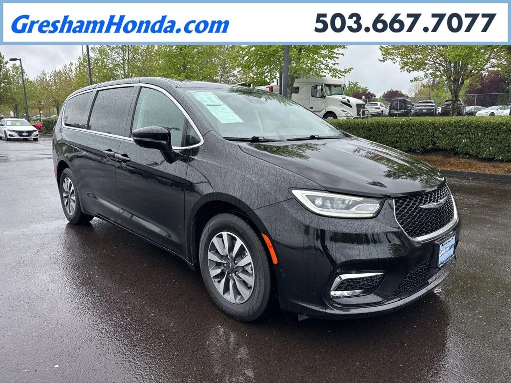 2024 Chrysler Pacifica Hybrid Select PHEV's photo