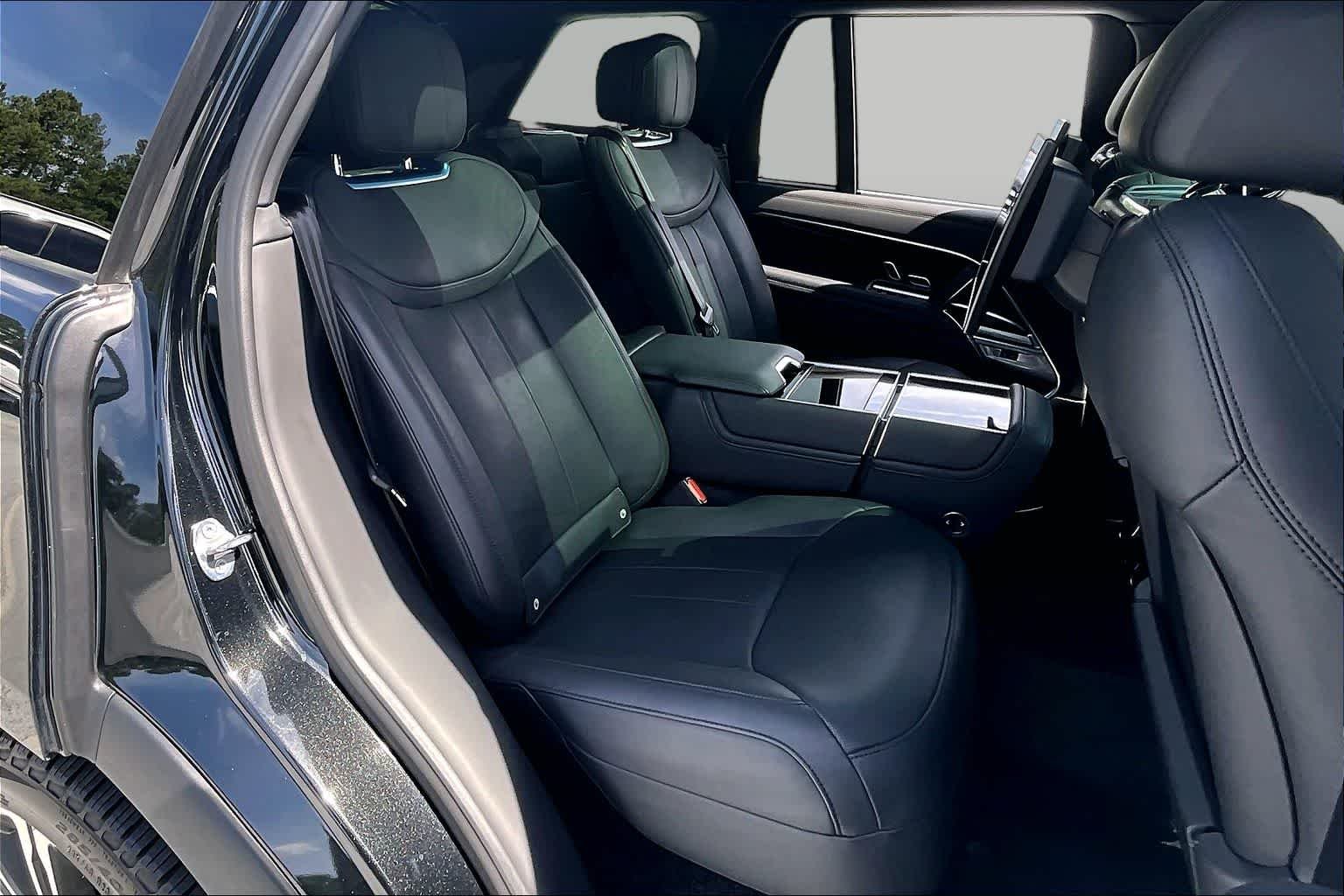 Used 2023 Ligurian Black SV Bespoke Ultra Metallic Sat Land Rover Autobiography image 19