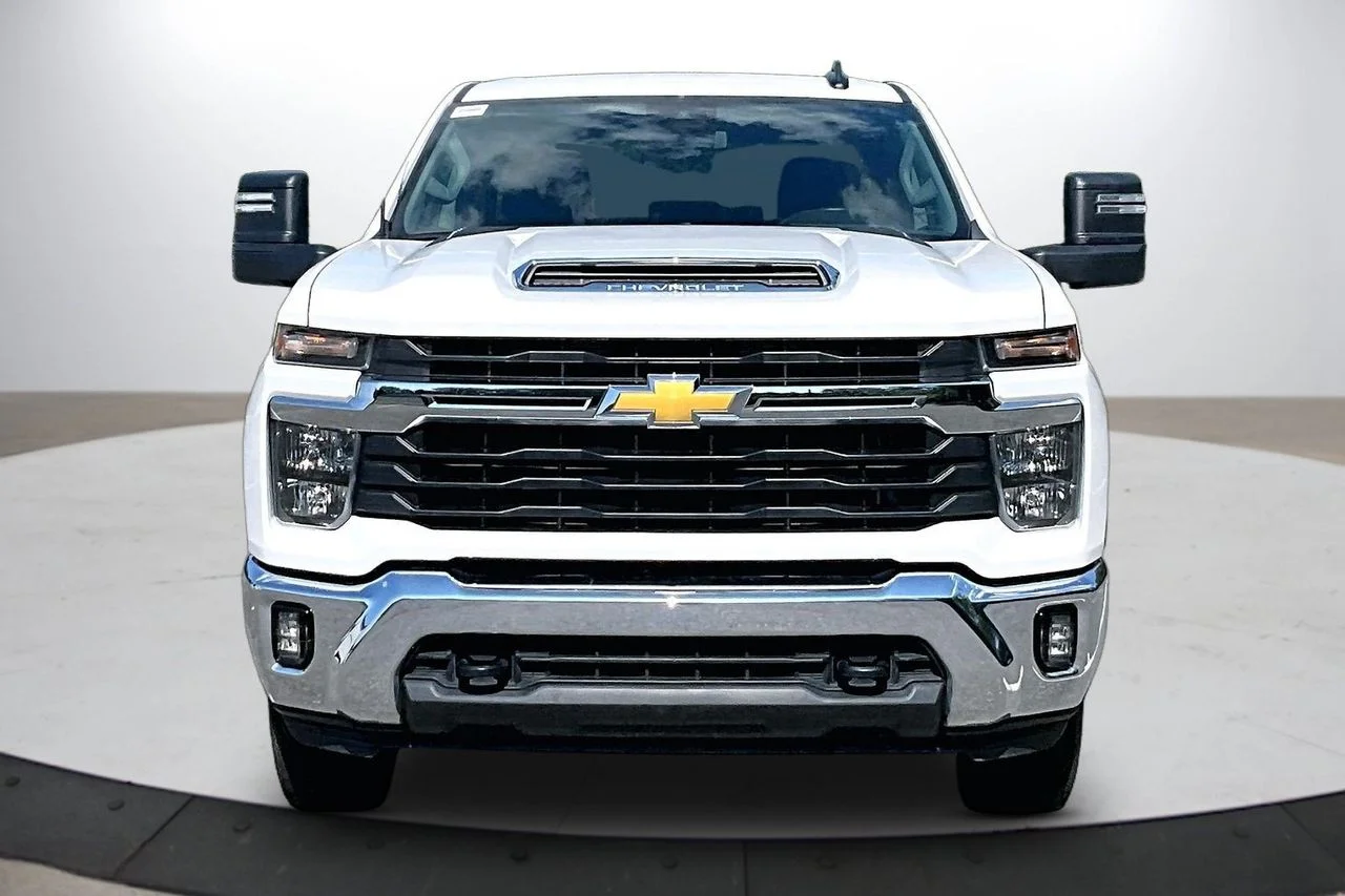Used 2025 White Chevrolet LT image 3