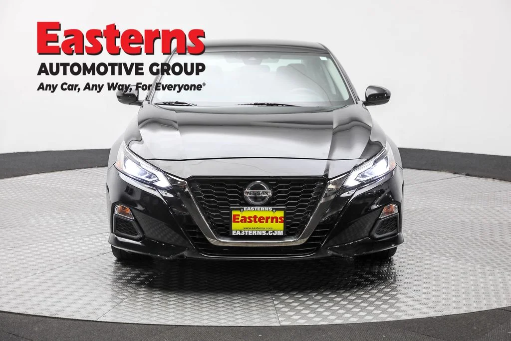 Used 2020 Black Nissan 2.5 SR image 2