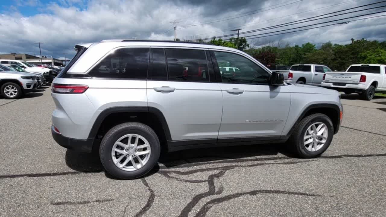 New 2026 Silver Zynith Exterior Paint Jeep Laredo X image 9