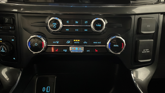 Used 2023 Atlas Blue Metallic Ford XLT image 17