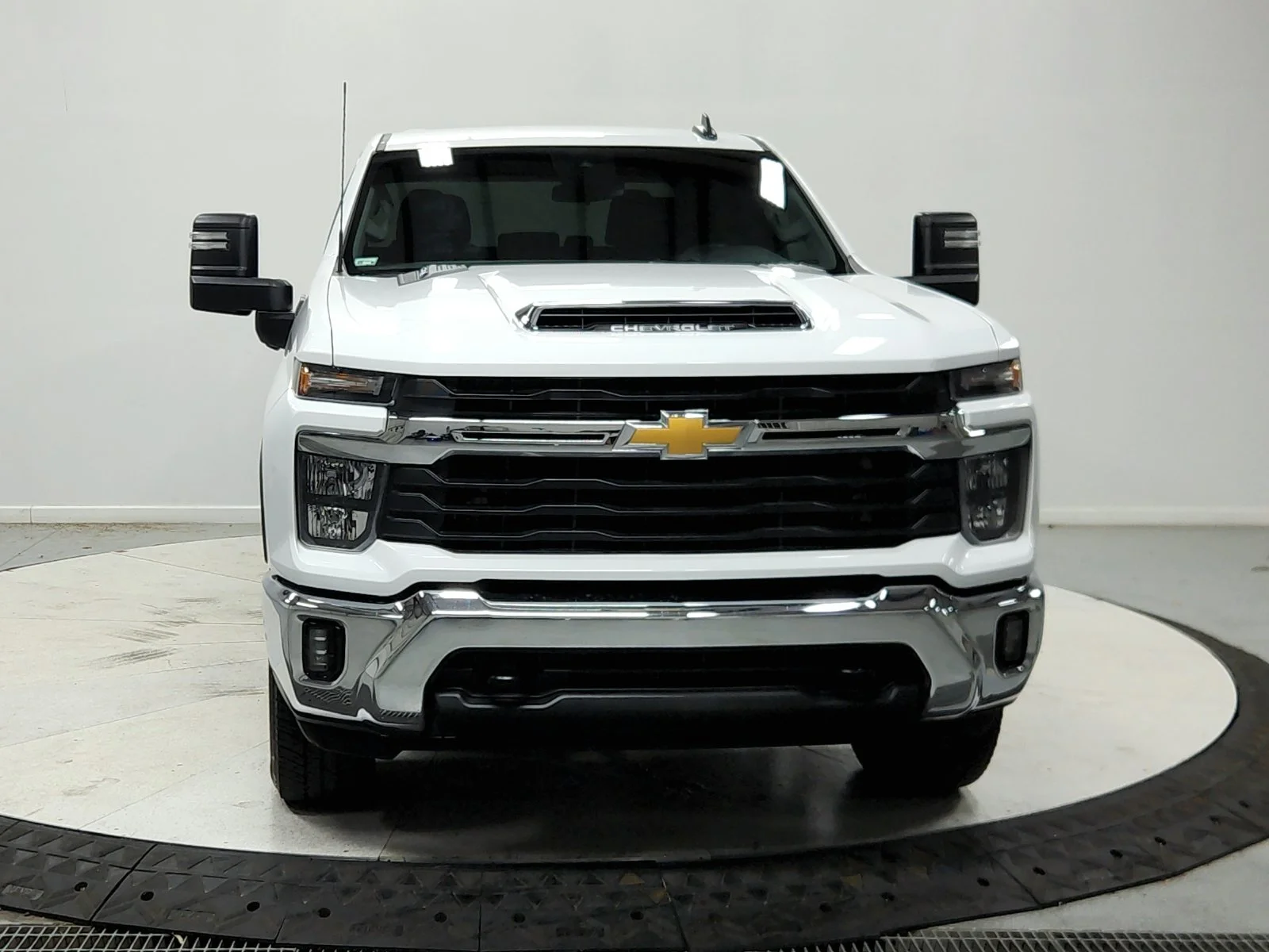 Used 2025 White Chevrolet LT image 3