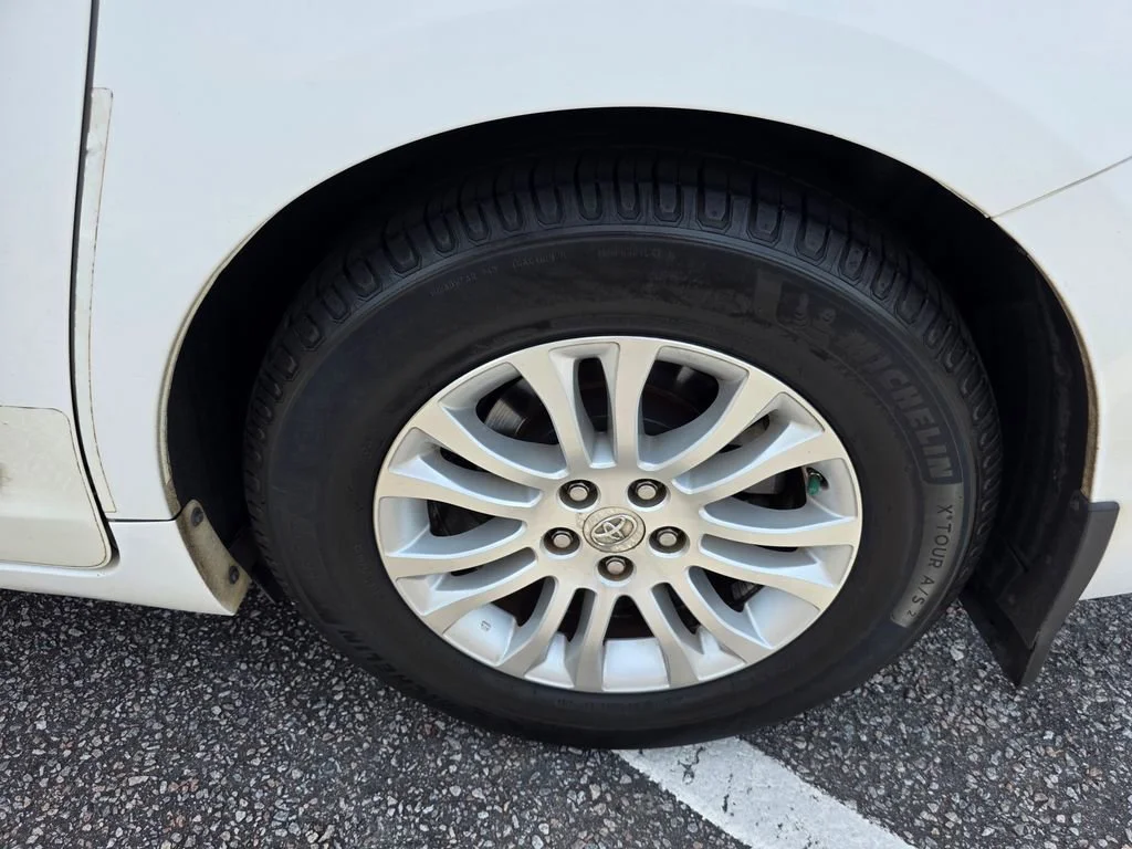 Used 2011  Toyota XLE AAS image 30