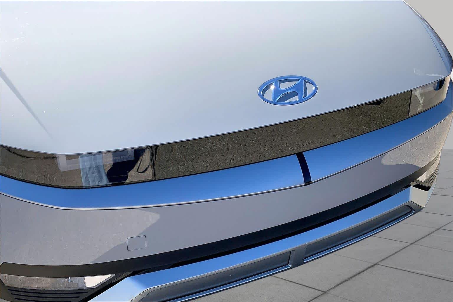 Used 2024 Cyber Gray Hyundai SE image 28