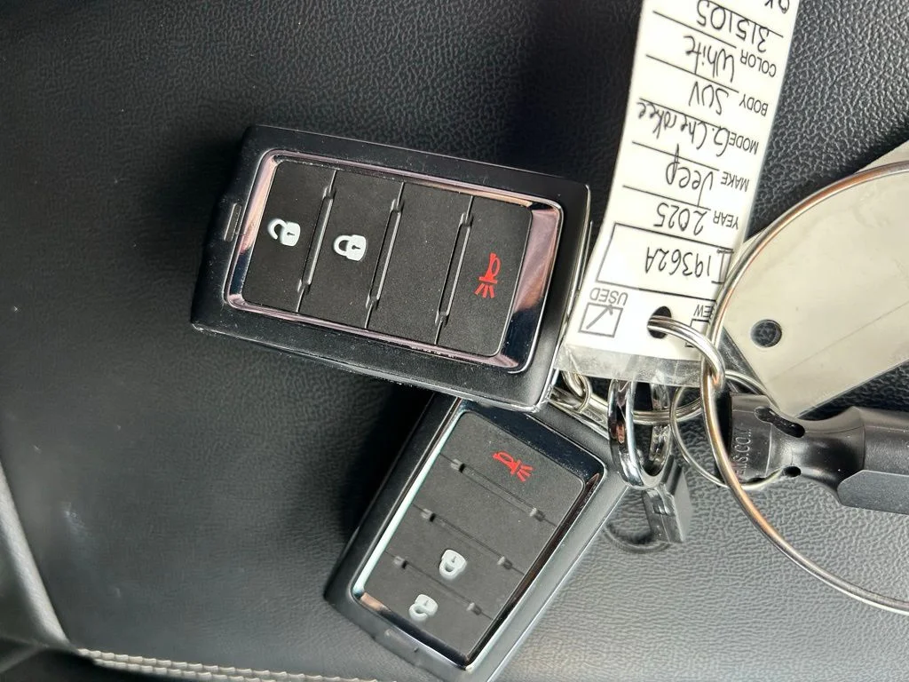 Used 2025 White/off-white Jeep Laredo image 17