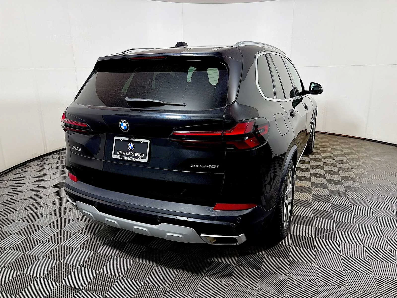 Certified Used 2024 Black Sapphire Metallic BMW xDrive40i image 6