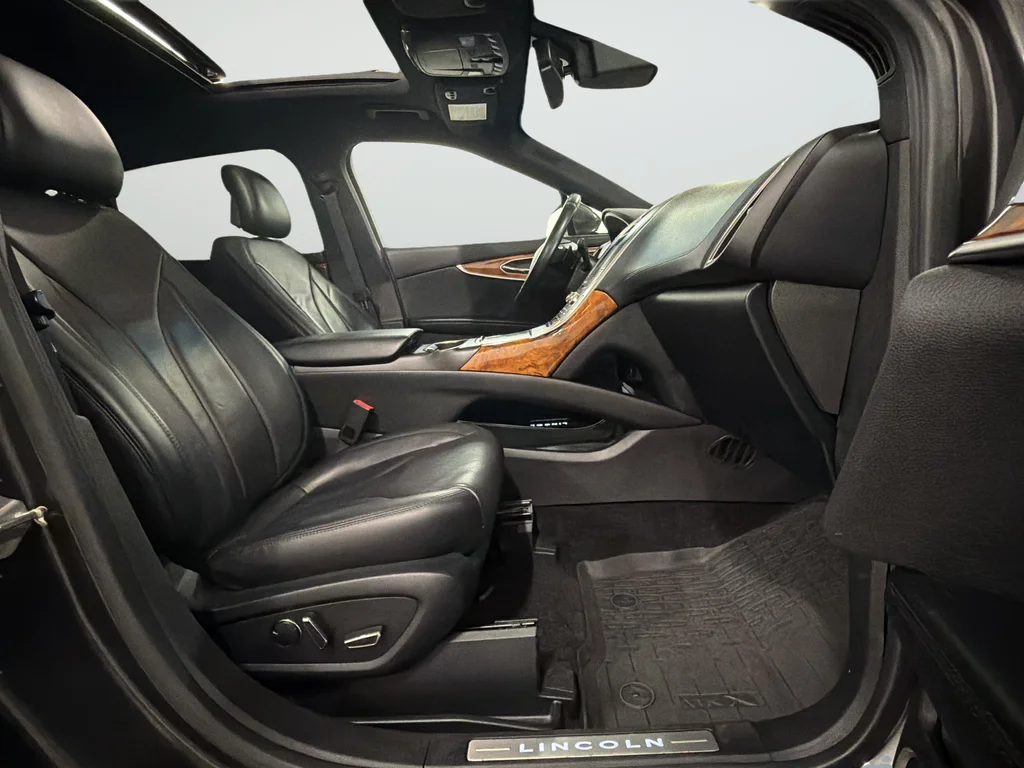 Used 2017 Gray Lincoln Reserve image 25