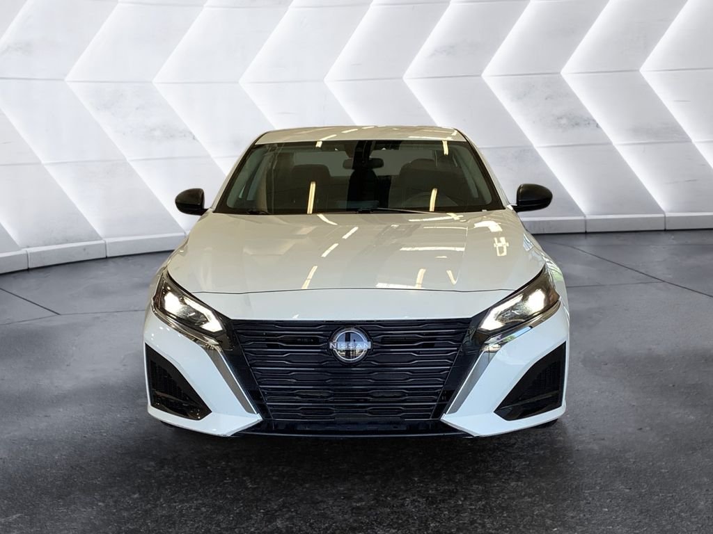 Used 2025 White Nissan 2.5 SV image 2