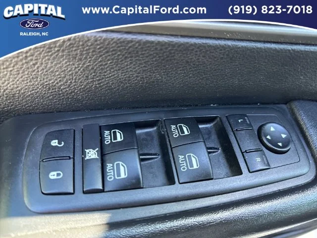 Used 2025 White Chrysler Select image 20