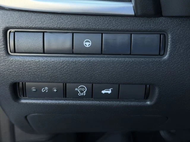 Used 2025 White/off-white Nissan SV FWD image 20