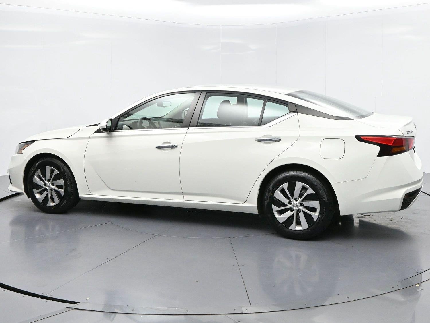 Used 2022 Glacier White Nissan 2.5 S image 5