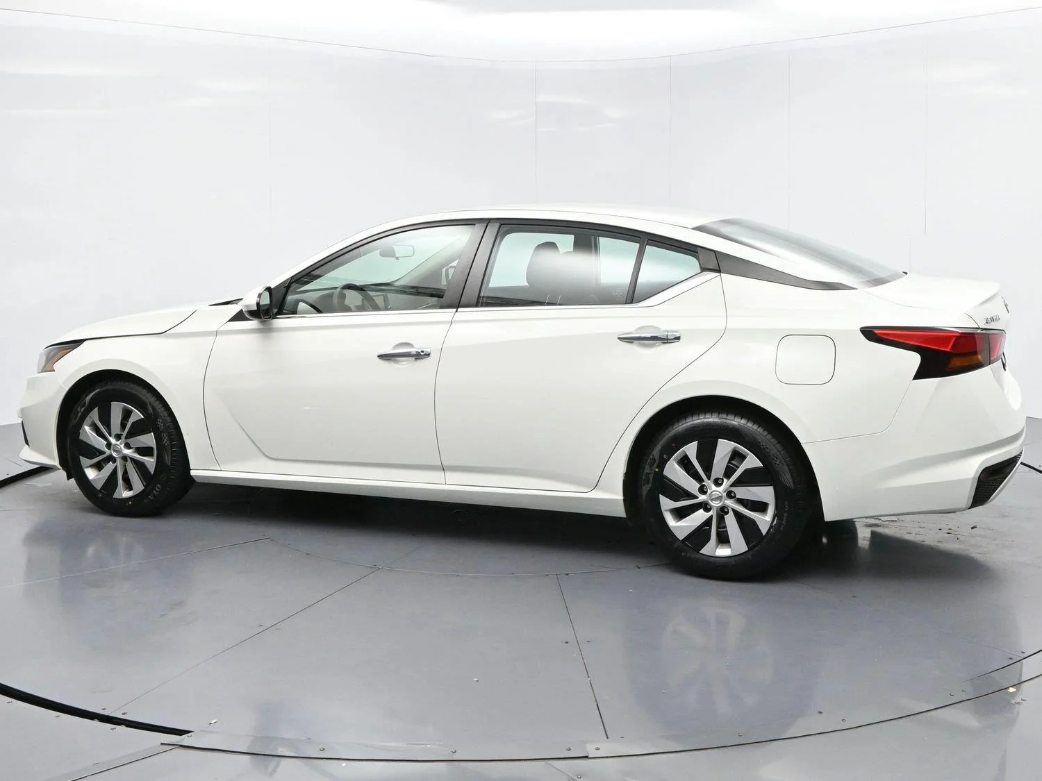 Used 2022 Glacier White Nissan 2.5 S image 5
