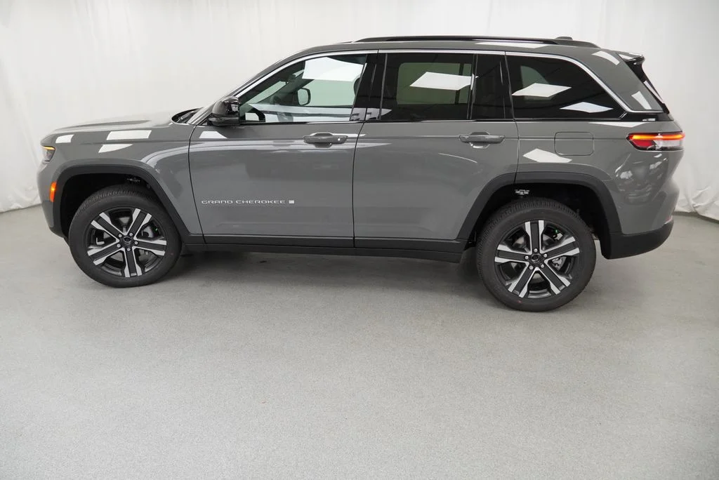 New 2027 Sting-Gray Clear-Coat Paint Jeep Limited image 14
