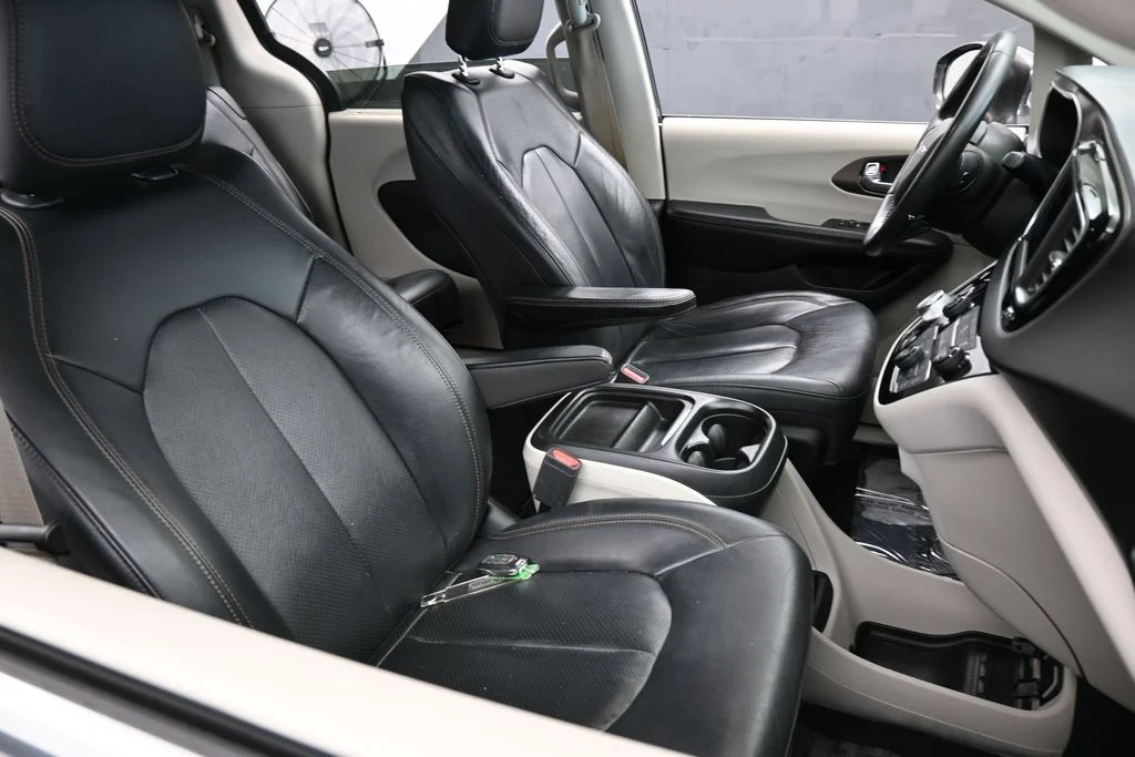 Used 2019 Granite Crystal Metallic Clearcoat Chrysler Touring L image 49