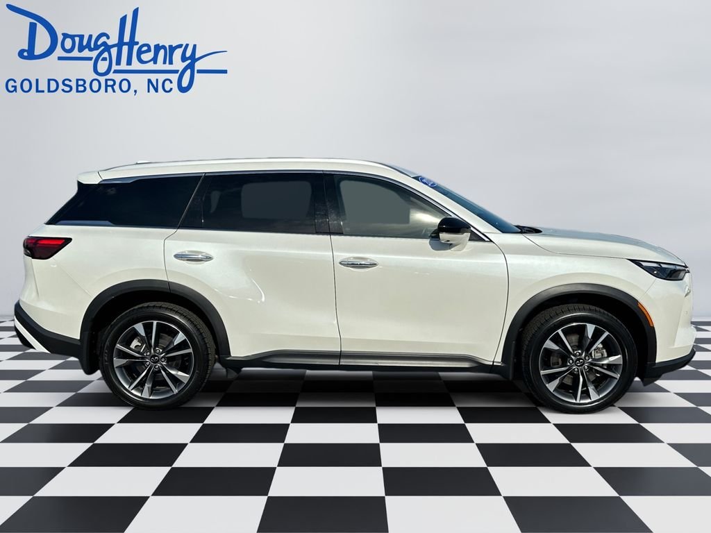Used 2023 White INFINITI LUXE image 6