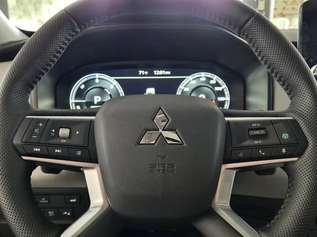 2025 Mitsubishi Outlander Plug-in Hybrid Platinum Edition - Photo 17