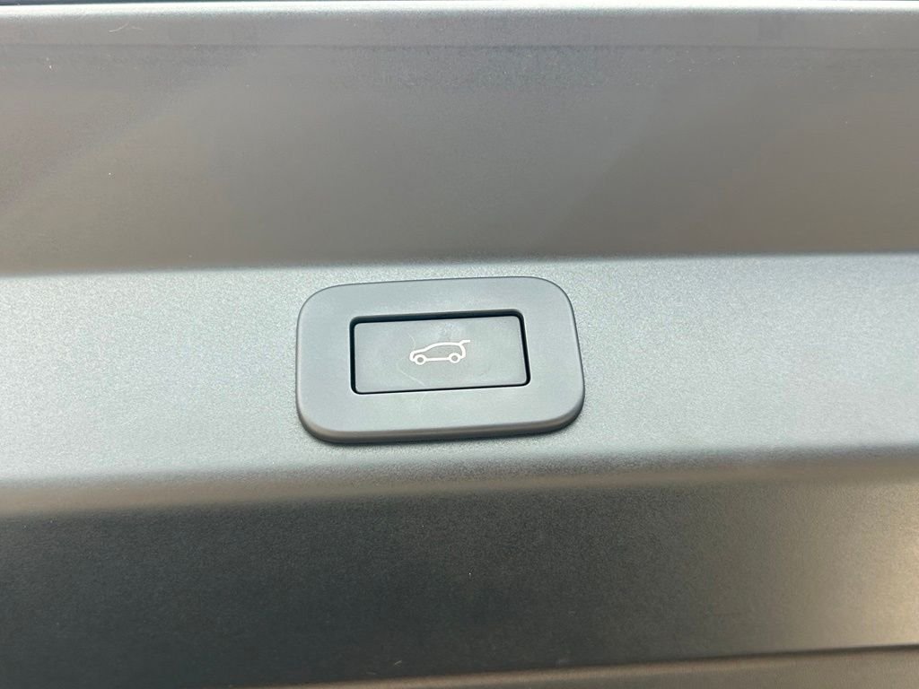 Used 2024 White Land Rover Dynamic SE image 48