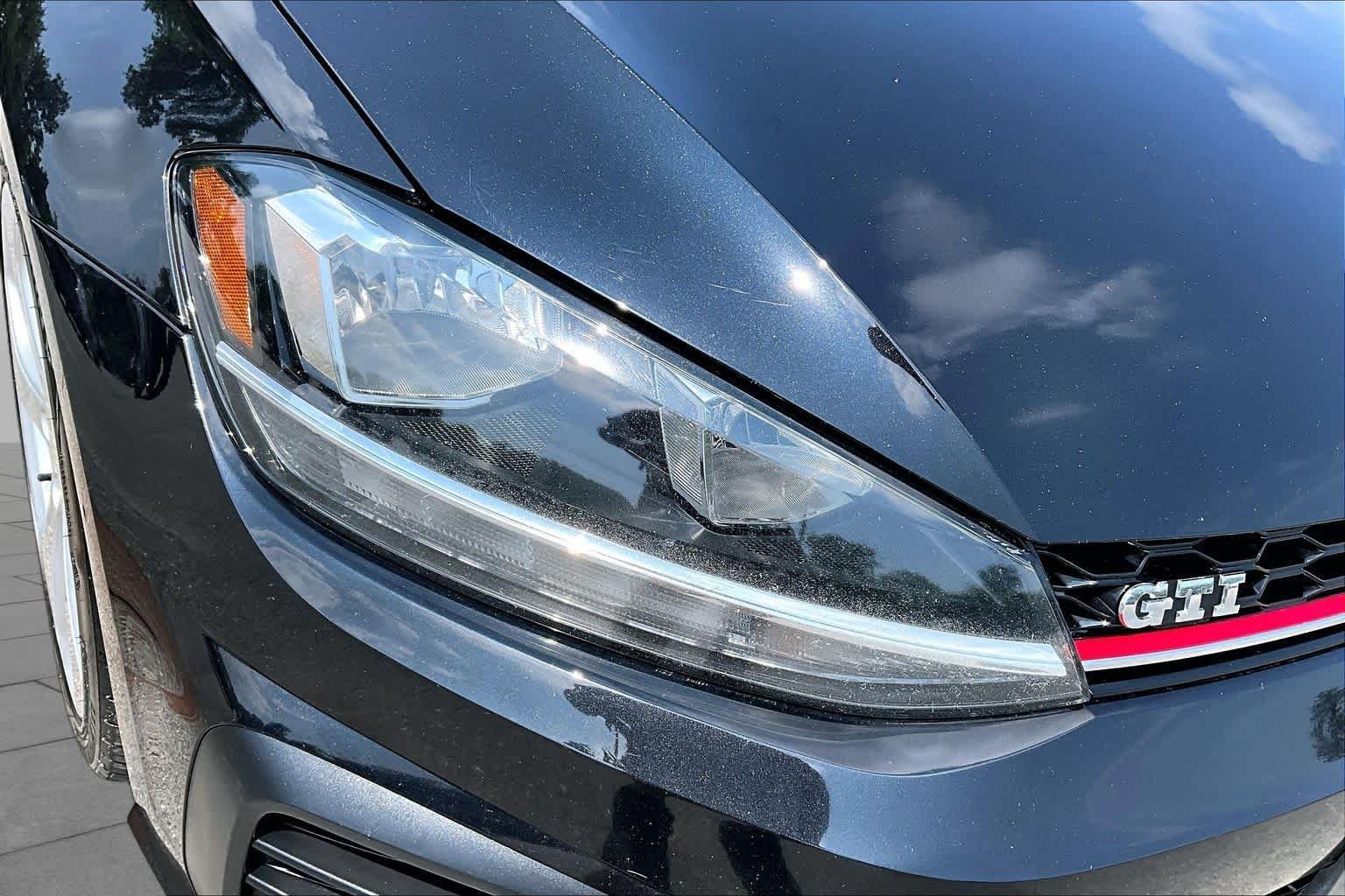 Used 2018 Deep Black Pearl Metallic Volkswagen S image 27
