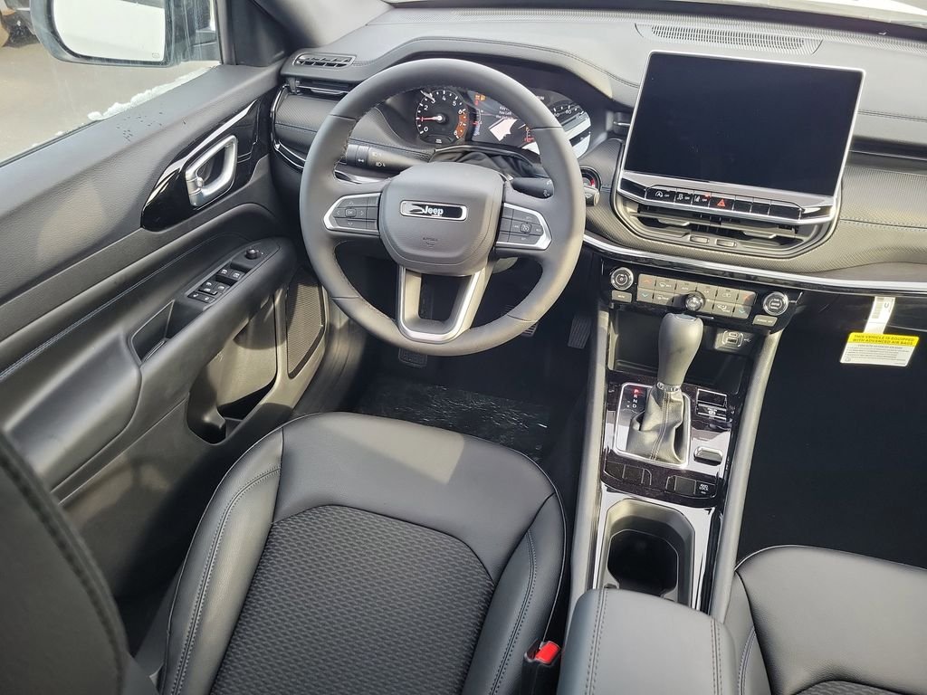 New 2026 Bright White Clearcoat Jeep Latitude image 10