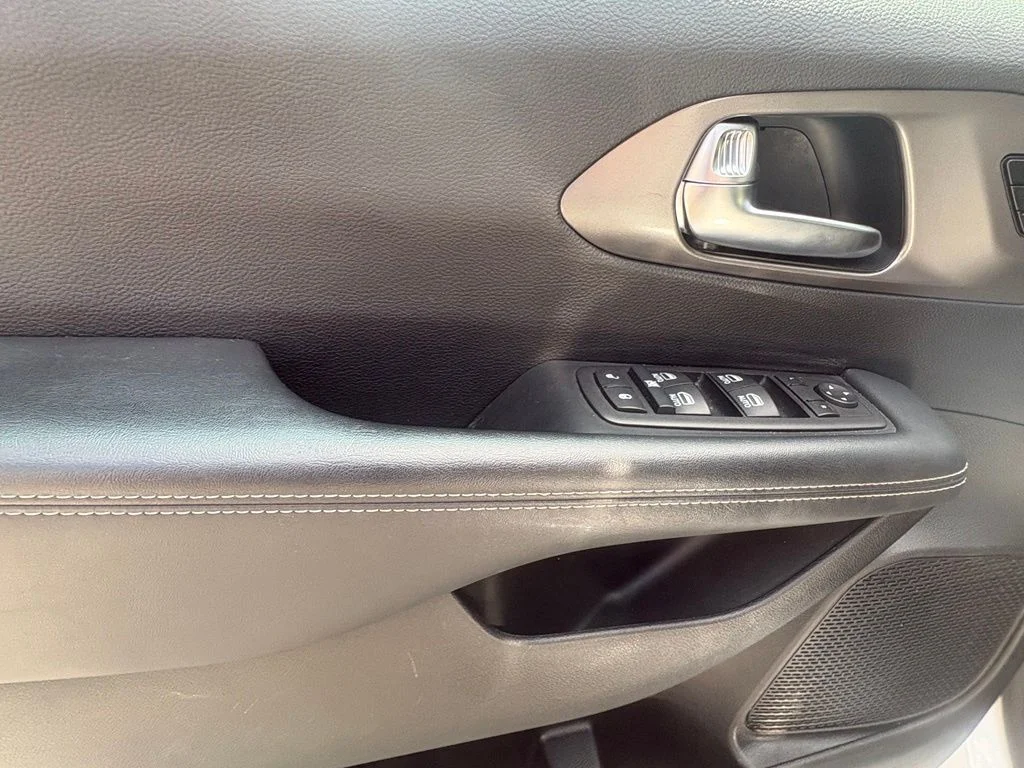 Used 2025 White/off-white Chrysler Select image 16