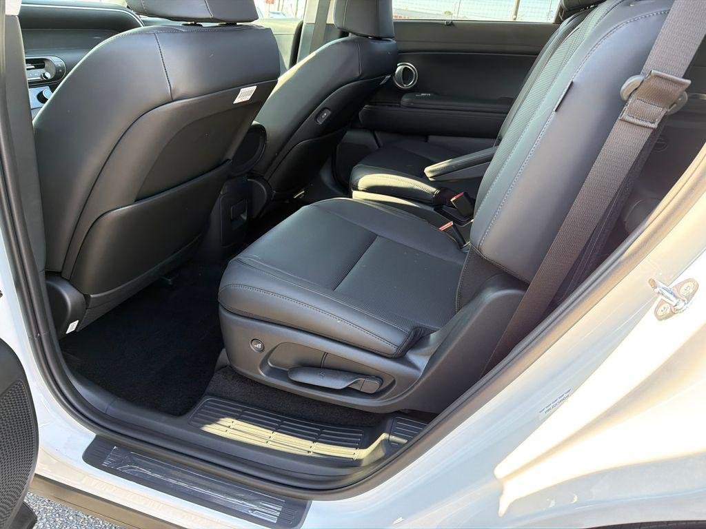 New 2026 White Hyundai SEL FWD image 21
