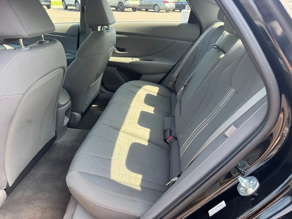 Used 2025 Black Hyundai SEL Convenience image 13