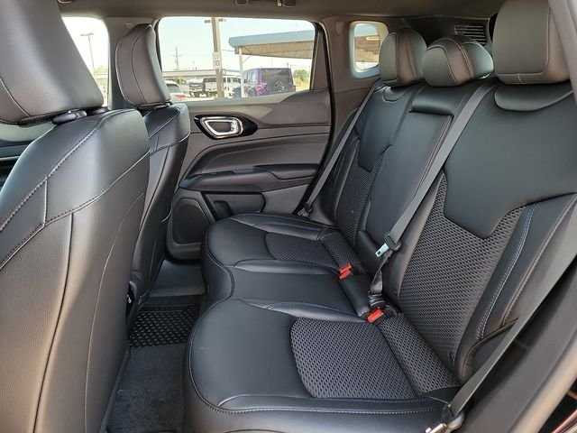 New 2026 Diamond Black Crystal Pearlcoat Jeep Latitude image 8