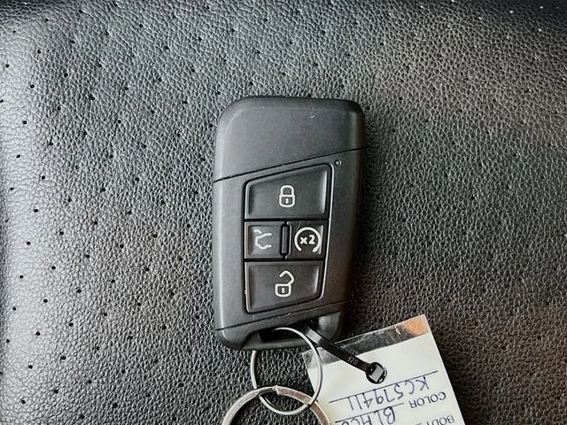 Used 2019 Black Volkswagen SEL image 9