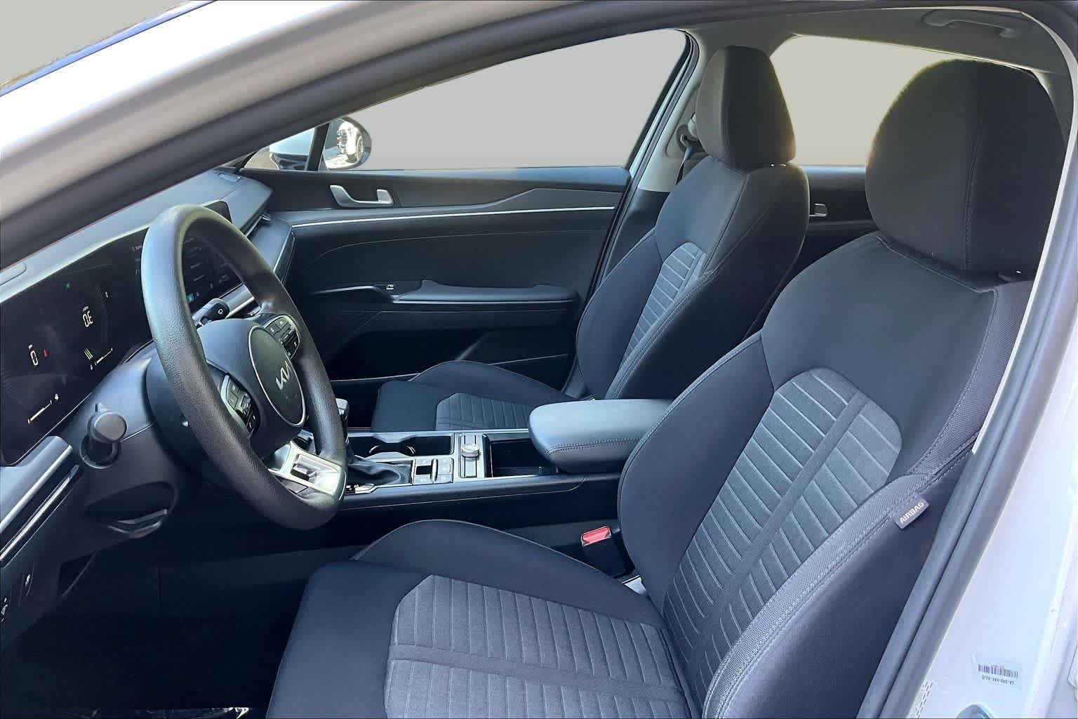 Used 2025 Snow White Pearl Kia LXS image 8