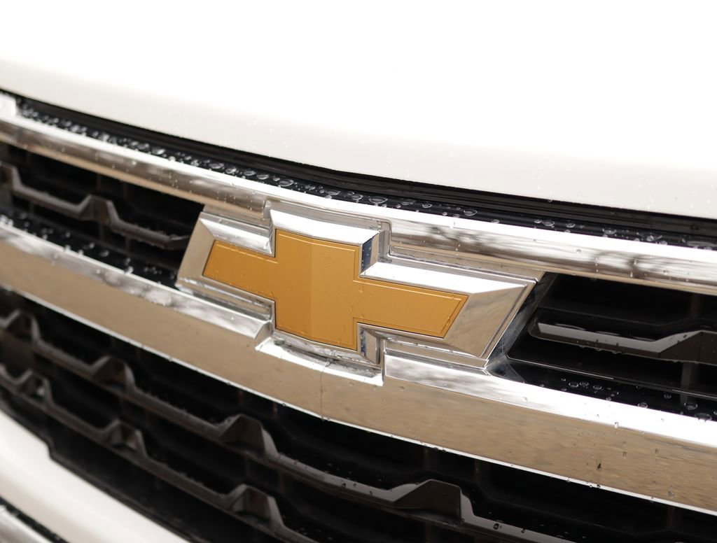Used 2024 Summit White Chevrolet LT image 32