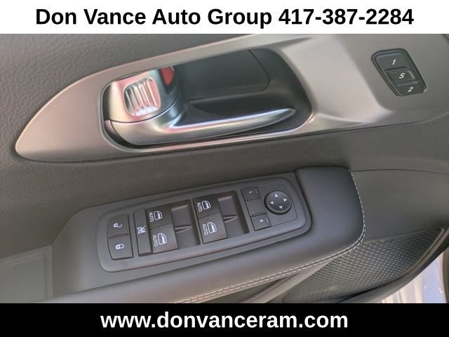 2025 Chrysler Pacifica Select - Photo 11