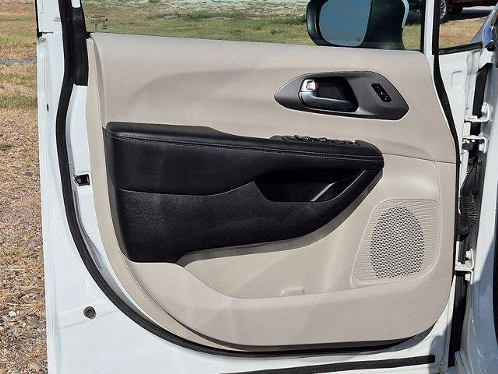 Used 2023 Bright White Clearcoat Chrysler Touring L image 21