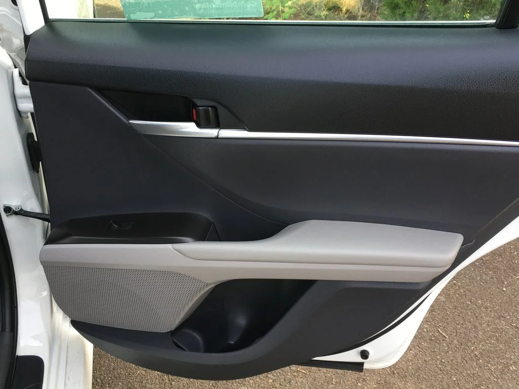 Used 2023 White Toyota LE image 27