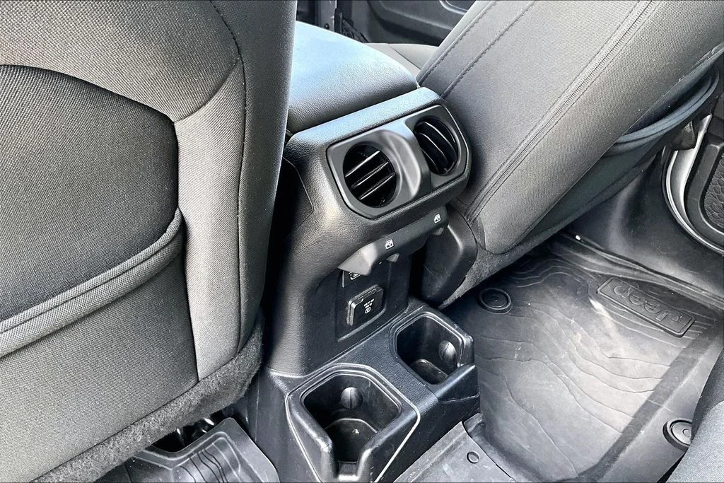 Used 2019 Silver Jeep Unlimited Sahara image 10