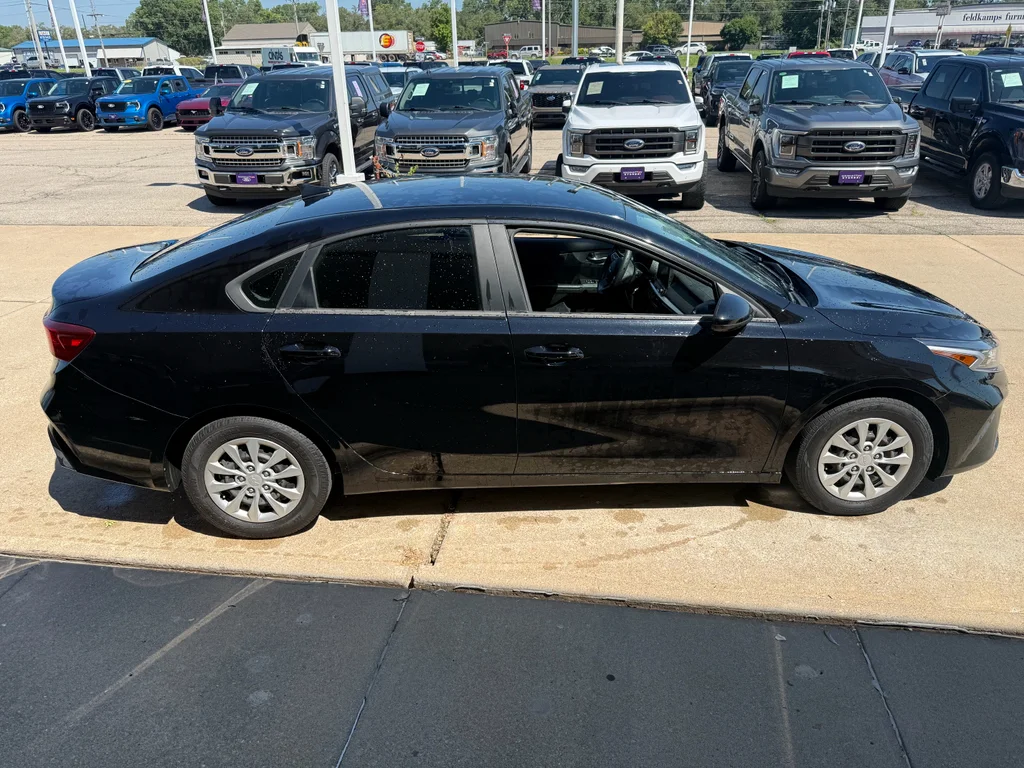 Used 2022 Aurora Black Kia FE image 9