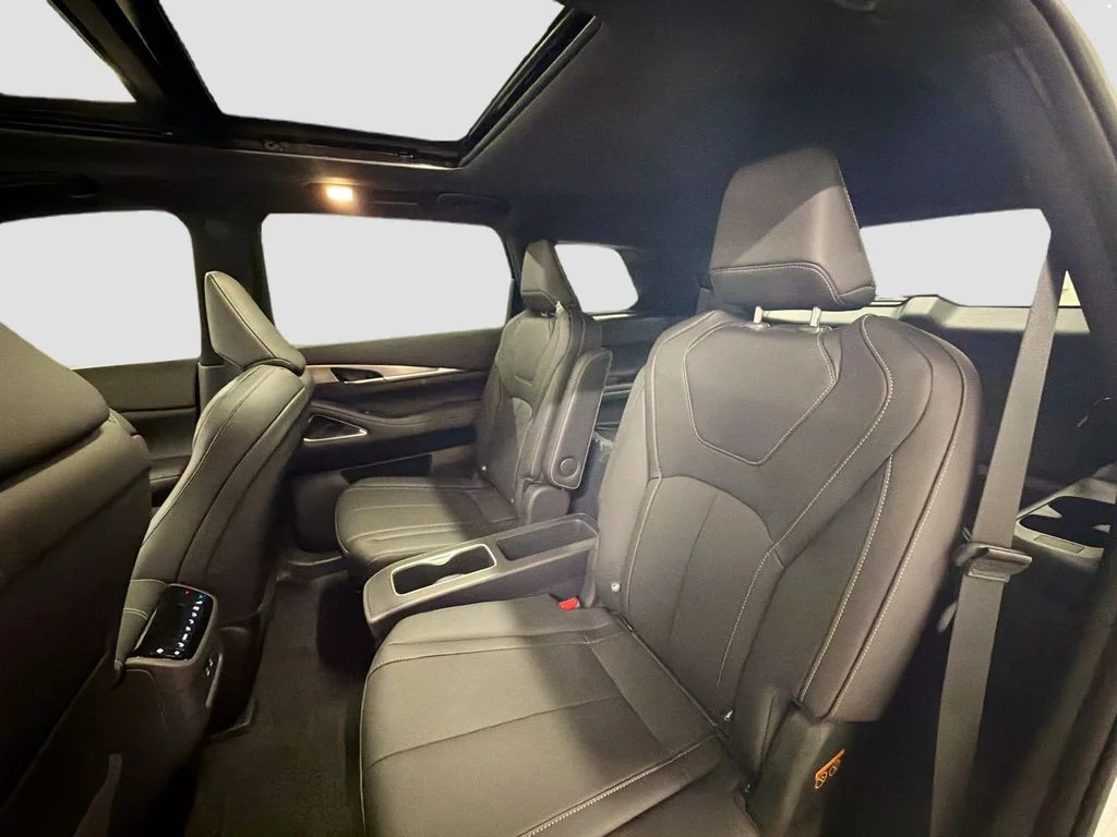 New 2027 RADIANT WHITE INFINITI SPORT image 26