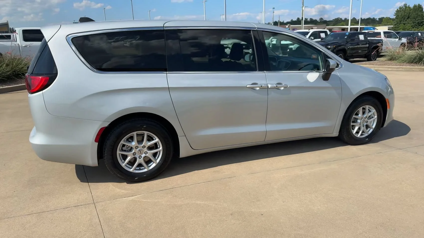 Used 2022 Silver Mist Clearcoat Chrysler LX image 9