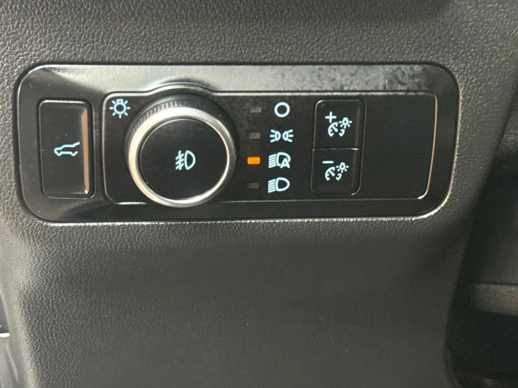 Used 2023 Oxford White Ford ST-Line Select image 22
