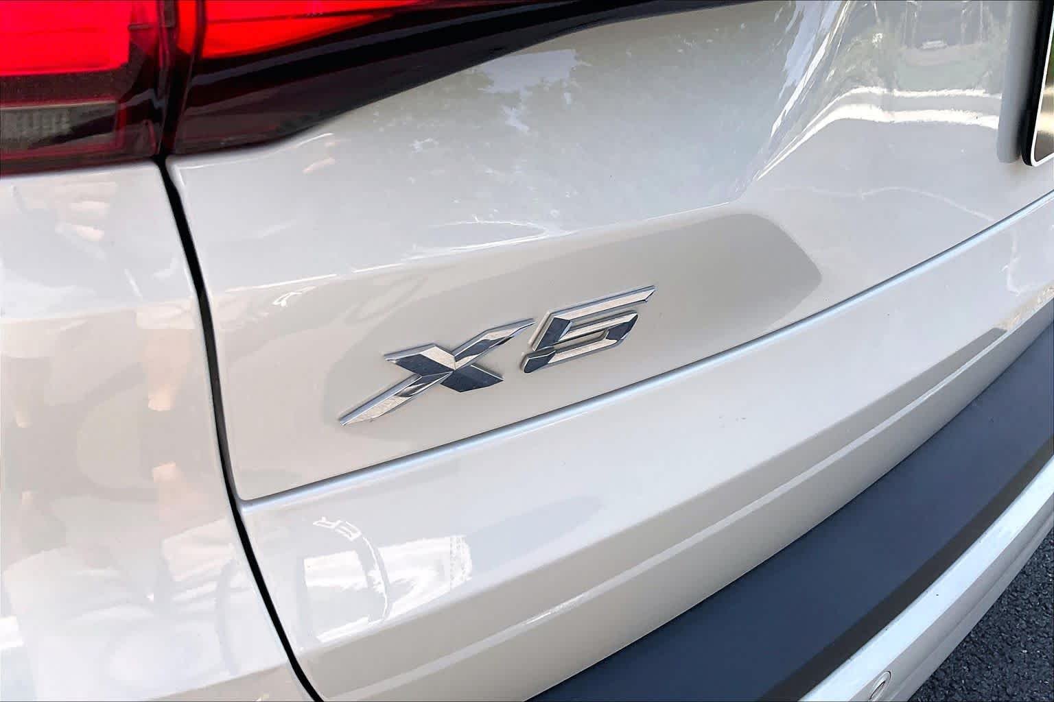 Used 2021 Mineral White Metallic BMW xDrive40i image 31