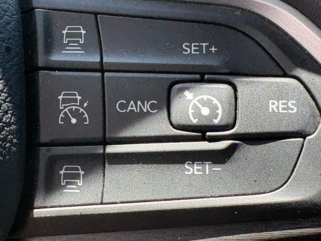Used 2023 White/off-white Jeep Limited image 18