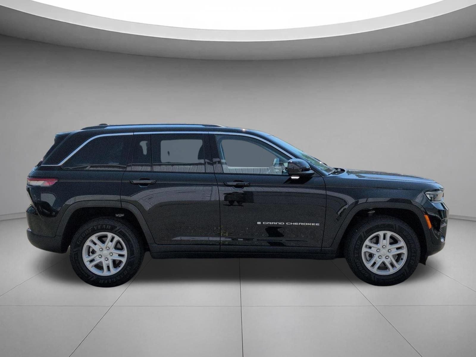 Used 2023 Diamond Black Crystal Pearlcoat Jeep Laredo image 6