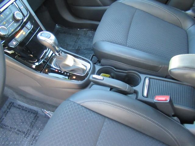 Used 2022  Buick Preferred image 16