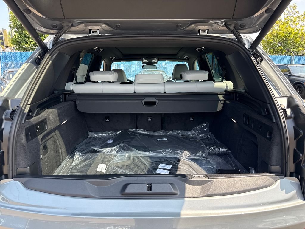 New 2026 Skyscraper Grey Metallic BMW xDrive50e image 9