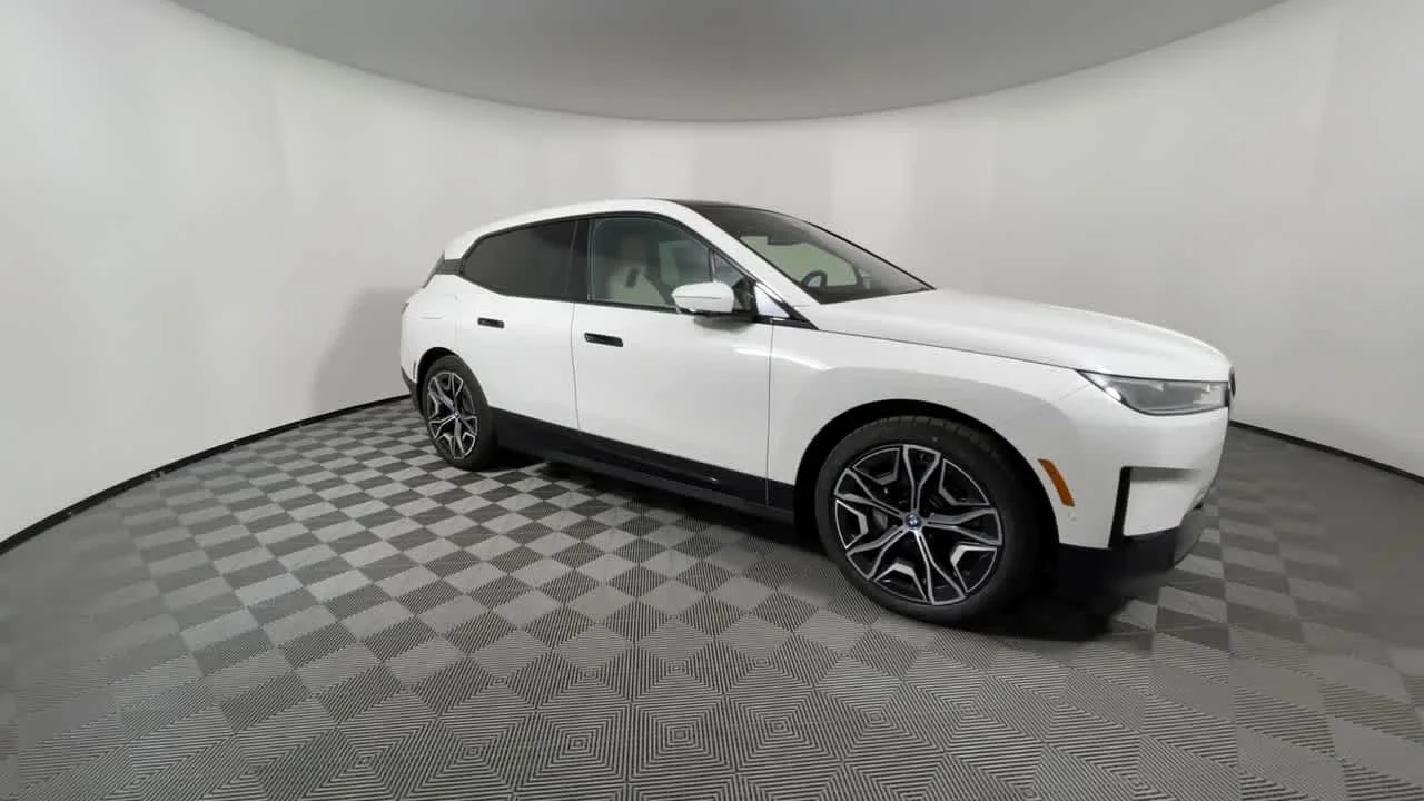 New 2022 Alpine White BMW xDrive50 image 3