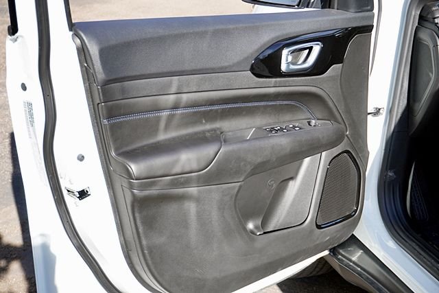 New 2026 Bright White Clearcoat Jeep Latitude image 25