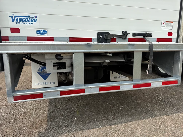 Used 2024 White Isuzu 18ft Box Truck image 4